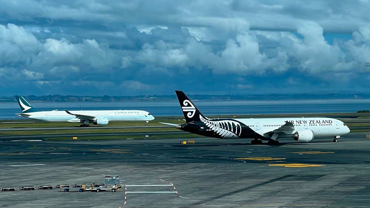 Air New Zealand and Cathay Pacific aircraft at Auckland Airport 2023 [2A/2PAXfly]