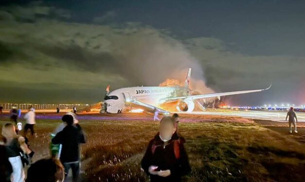 DISASTER: Japan Airlines A350 crash with Dash 8 at Haneda Airport, Tokyo, Japan